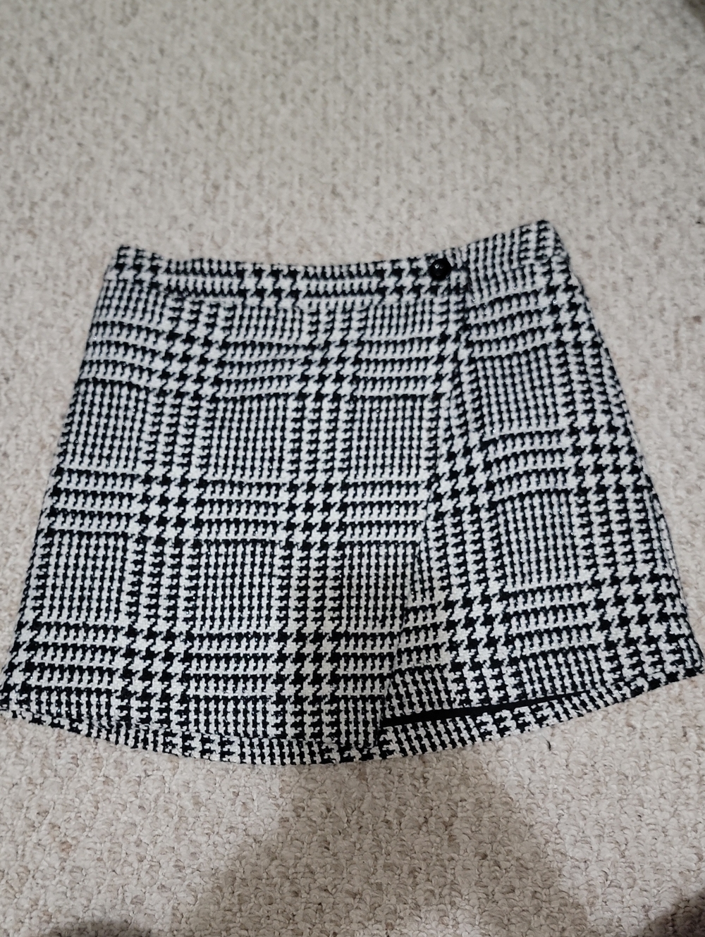 Forever 21 Black and White Houndstooth Mini Skirt
